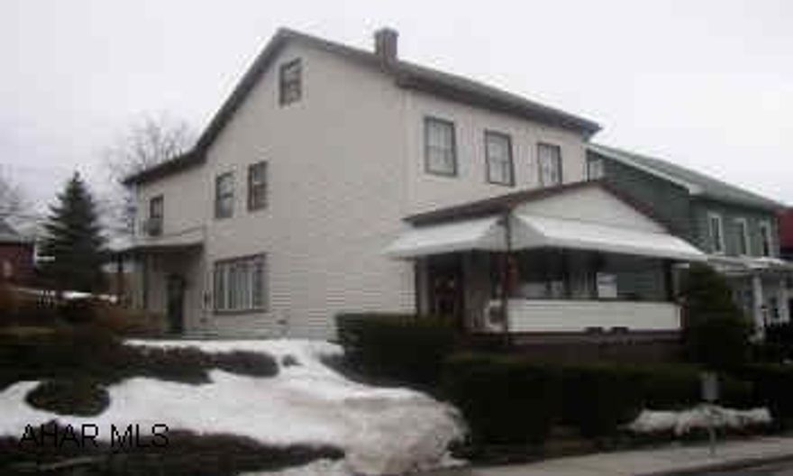 2.5 STORY 4 BEDROOM ON DOUBLE LOT. VINYL SIDING. PRICE CONSCIOUS? YOU WILL APPRECIATE THIS 2.5 STORY HOME ON A DOUBLE LOT. 4 BEDROOM, 1 BATH. OFF STREET PARKING. LARGE KITCHEN.