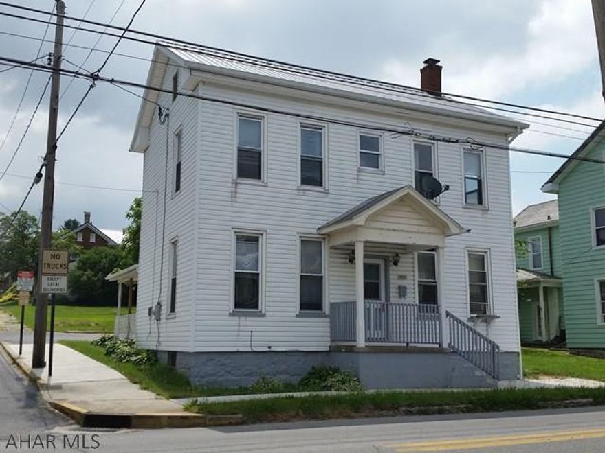 Vinyl-sided, 3 bedroom, 2 bath, vinyl sided home with first-floor family room, upstairs balcony & spacious rooms.  #J-389