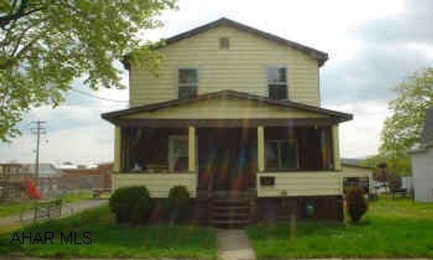 Vinyl sided. Sold AS IS. All offers must have: 1.offer net sheets, 2. buyer pre-qualification letter or proof of funds, 3. at least 3% of purchase price for earnest money.