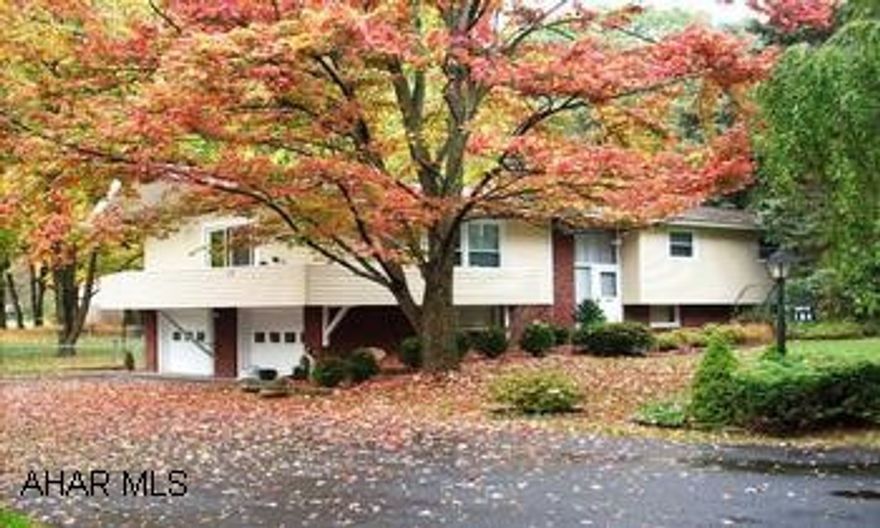 BI-LEVEL ON SPACIOUS LOT 100X175. NICELY REMODELED, NEWER ROOF, UPDATED KITCHEN. ALL APPLIANCES INCLUDED. NEW ROOF 2005, VINYL SIDING, THERMOPANE WINDOWS, NEW KITCHEN, LARGE FAMILYROOM WITH WET BAR, FENCED YARD.