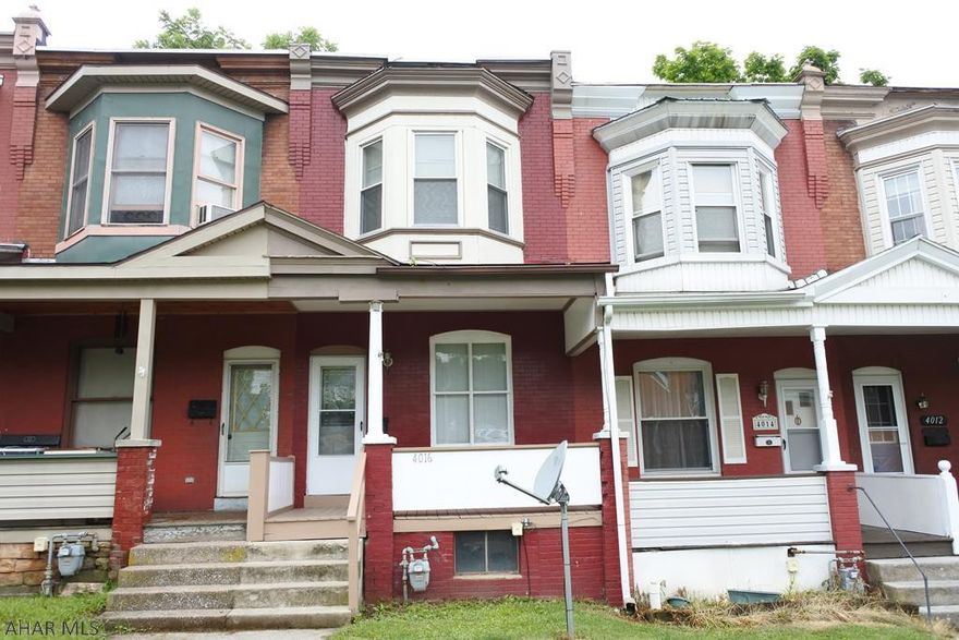 Super cute Knickerbocker!  New carpet, tile and laminate flooring, updated kitchen complete with modern countertops, backsplash and appliances. 2nd floor balcony...great for breezy Summer nights.  Good for a first time home buyer or an investor.  This unit is move in ready!