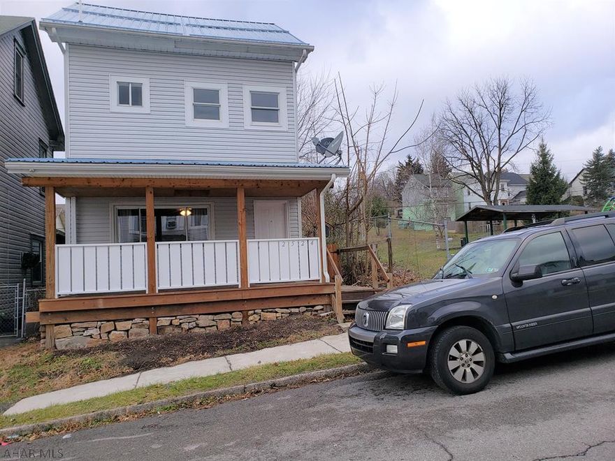 Great 1st time home buyer. Sits beside the new renovated park.