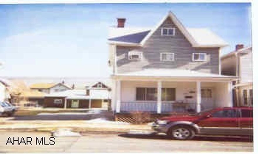 3-4 bedrooms, 4+ car garage, new roof large lot. 3-4 bedrooms, 4+ car garage, new roof large lot.