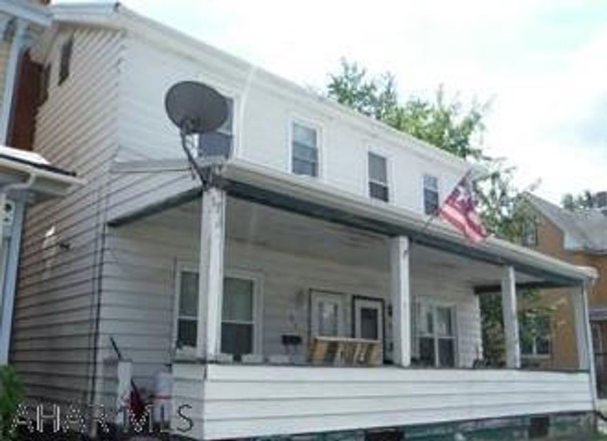 Awesome investment opportunity! 2 units in great condition.  Newer Mechanics, newer metal roof, and updated windows make this a turn-key investment property.