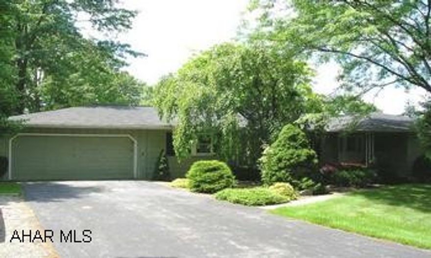 SPACIOUS 3 BEDROOM, 2 BATH HOME ON A LOVELY WOODED LOT. FIRST FLOOR FAMILY ROOM WITH GAS FIREPLACE. SPACIOUS KITCHEN. 1ST FLOOR LAUNDRY. LOVELY SCREENED IN PORCH. SPACIOUS 3 BEDROOM, 2 BATH HOME ON A LOVELY WOODED LOT. FIRST FLOOR FAMILY ROOM WITH GAS FIREPLACE. SPACIOUS KITCHEN. 1ST FLOOR LAUNDRY. LOVELY SCREENED IN PORCH.