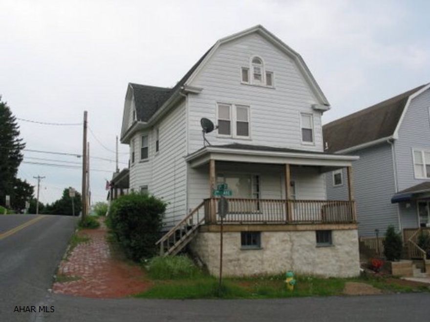 Large rooms, recently renovated. Newer roof and furnace. Low upkeep. Ready to move in. Thermo windows.