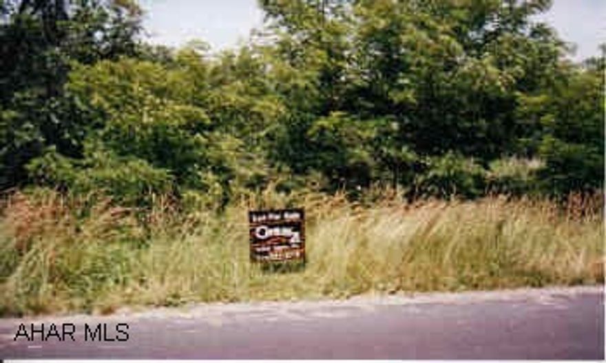 Building lot in Maple Hollow Great building lot in Allegheny Twp.  Lot size:  150x178'.  Call Patty!