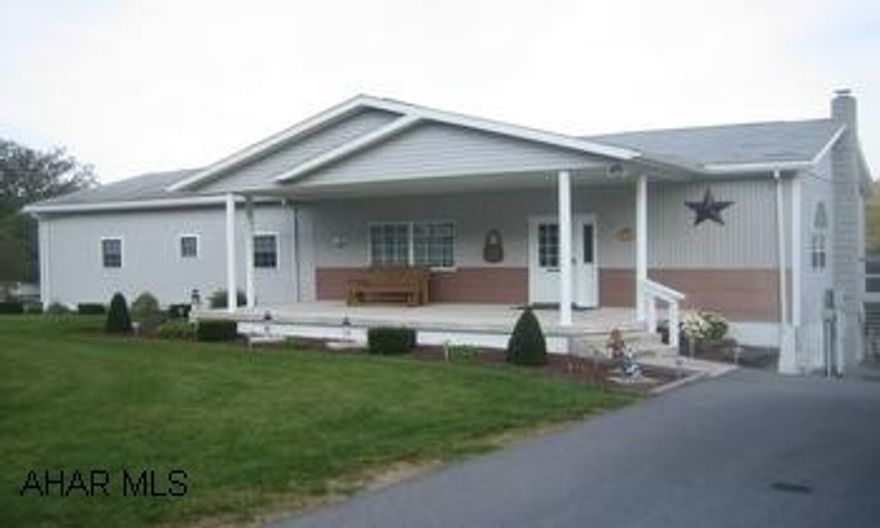 One-story frame house on the outskirts of Everett, move in condition. One-story vinyl-sided ranch home on 1.64 acres. Many amenities including propane gas fireplace in basement, kitchen in basement, outdoor sound system and large walk-in closet in Master Bedroom. Also water softnnnnner/ultra violet light, 12'x16' storage shed, close to town. Must see to appreciate!