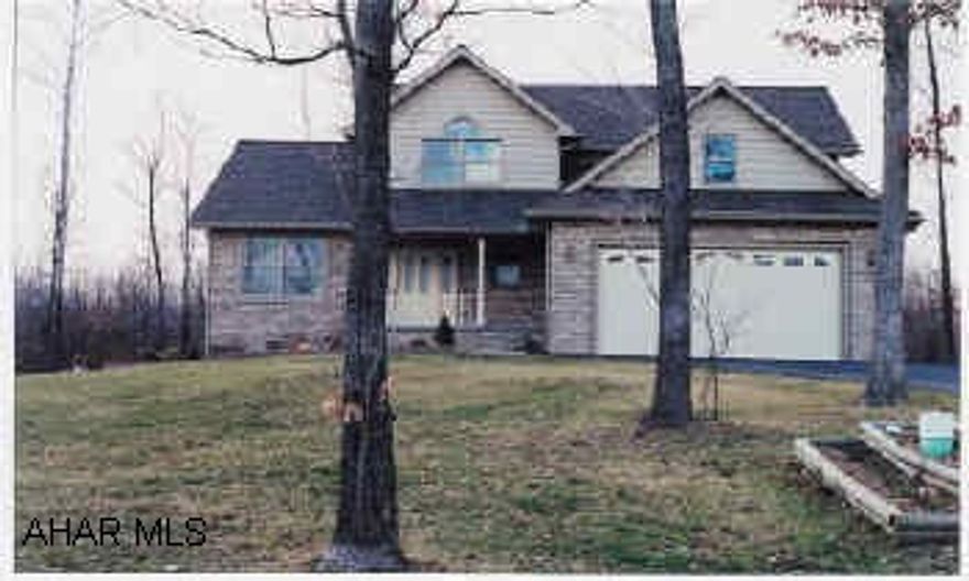2 ST brick and vinyl,  large familroom with gaslog fireplace.