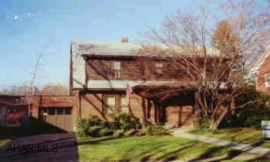 HOME IN MINT CONDITION. MANSION PARK. CAN SETTLE IMMEDIATELY. NICE LEVEL LOT.