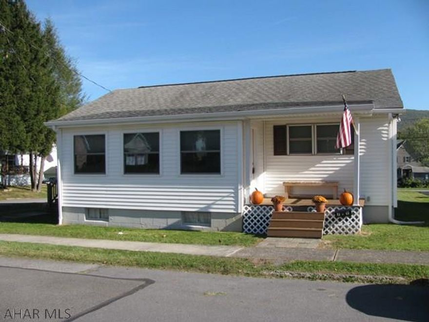 Remodeled Bellwood Ranch Home!  Open floor plan with spacious LR/ bonus Room area!, Updated EIK w/appliances, remodeled full bath and 2 spacious Bedrooms!  New windows and doors!  Corner lot, flat yard and walking distance to community park!!  Home Warranty Included!!