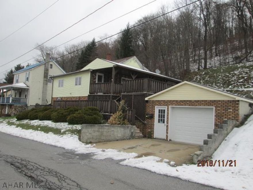 PRESENTLY 1 BEDROOM WHICH ORIGINALLY WAS 2 BEDROOMS.   WALL PARITICION NEEDED TO RESTORE TO 2 BEDROOM.