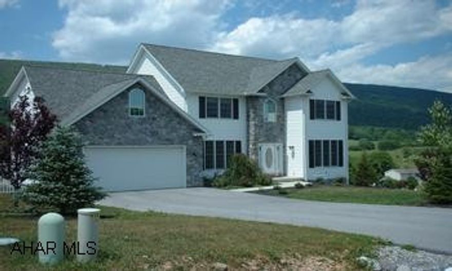 0.79 acres in Scotch Valley. Beautiful eat-in kitchen with breakfast bar, library, dining room with hardwood floors, living room with fireplace, 9 ft. ceilings, solid oak trim. 0.79 acres in Scotch Valley. Beautiful eat-in kitchen with breakfast bar, library, dining room with hardwood floors, living room with fireplace, 9 ft. ceilings, solid oak trim.