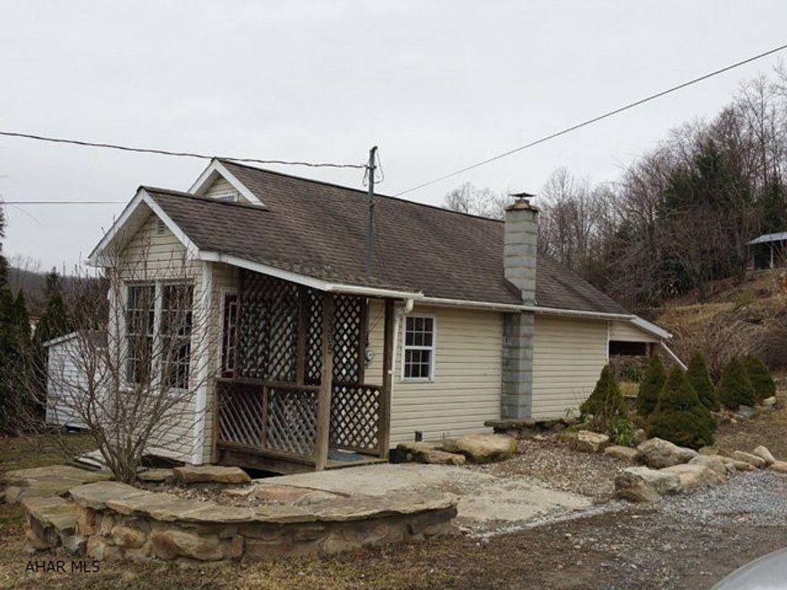 1 1/2 story, 3 bedroom home on almost 1/2 acre. Modern kitchen and bathroom. Partially finished basement.