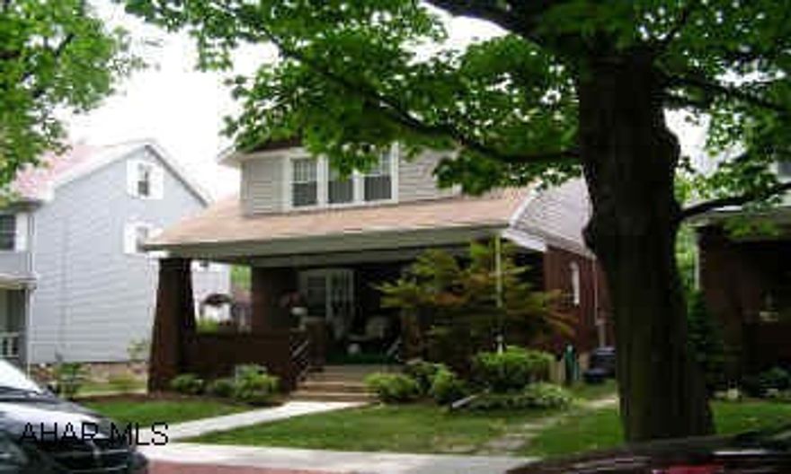 NEW LAMINATE FLOOR & COUNTER TOP IN KITCHEN. NEWER ROOF, WINDOWS & CENTRAL AIR. VERY PARTICULAR SELLERS. A MUST SEE!