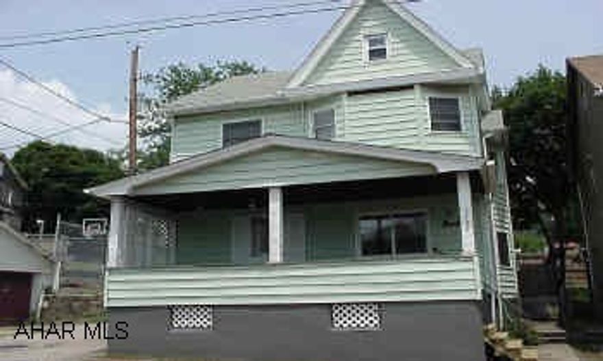 WELL MANICURED HOME IN FAIRVIEW. 4 BEDROOM HOME WITH EAT-IN KITCHEN, DINING ROOM AND LIVING ROOM. INCLUDES PATIO AND OFF STREET PARKING.