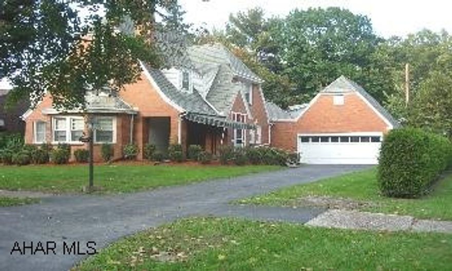 2 STORY BRICK IN PRESTIGIOUS NEIGHBORHOOD. LARGER THAN IT LOOKS! 4 BR & FAMILY R. , LIBRARY, FORM. D.R., & LIVING R. BRICK HOME WAITING FOR YOU. GREAT NEIGHBORHOOD! MAIN FLOOR FAMILY ROOM, LG LIVING , BRIGHT LIVING AND DINING ROOM W/  LARGE WINDOWS, MASTER BEDROOM W/ .75 BATH.