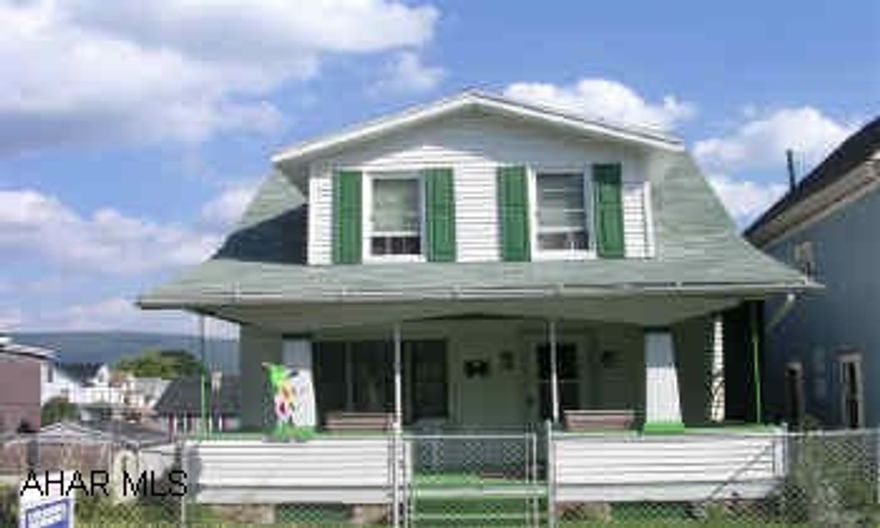 MOVE IN CONDITION! CUTE AS A BUTTON. TOTALLY REMODELED THROUGHOUT. TASTEFULLY DECORATED. WALL TO WALL CARPET. CERAMIC TILE. VINYL SIDING, NEWER WINDOWS, ROOF (2001) , 2 CAR GARAGE, FENCED YARD. APPLIANCES, BREAKFAST NOOK, AND CURTAINS MAY BE PURCHASED. CALL CRYSTAL 946-4343 X164 OR 696-4056.