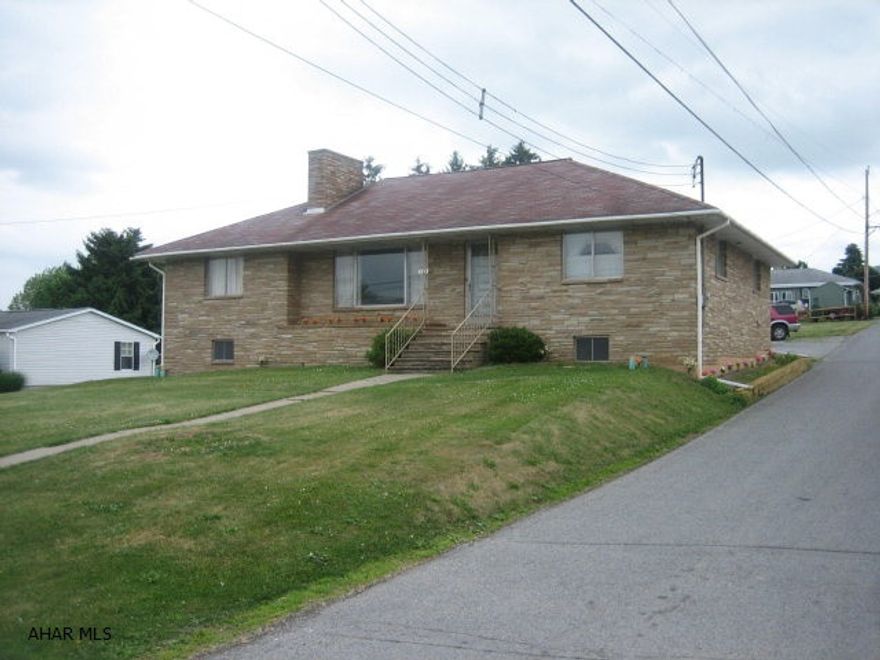 THIS HOME HAS BEEN COMPLETELY MADE READY FOR YOU TO MOVE IN. ALL NEW CARPETS AND PAINT.