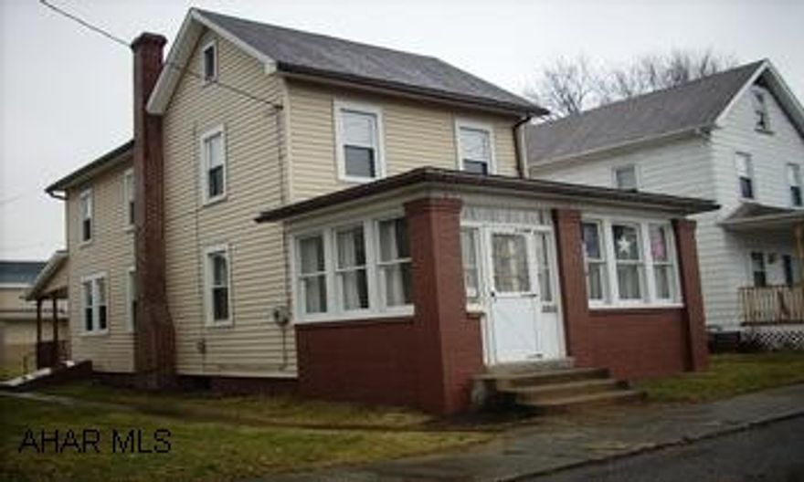 2 STORY VINYL SIDED HOME 3 BEDROOM STARTER HOME HAS NEWER ROOF, SIDING & FURNACE.  ALMOST ALL NEW WINDOWS.  1.5 BATHS.  NICE LEVEL YARD.