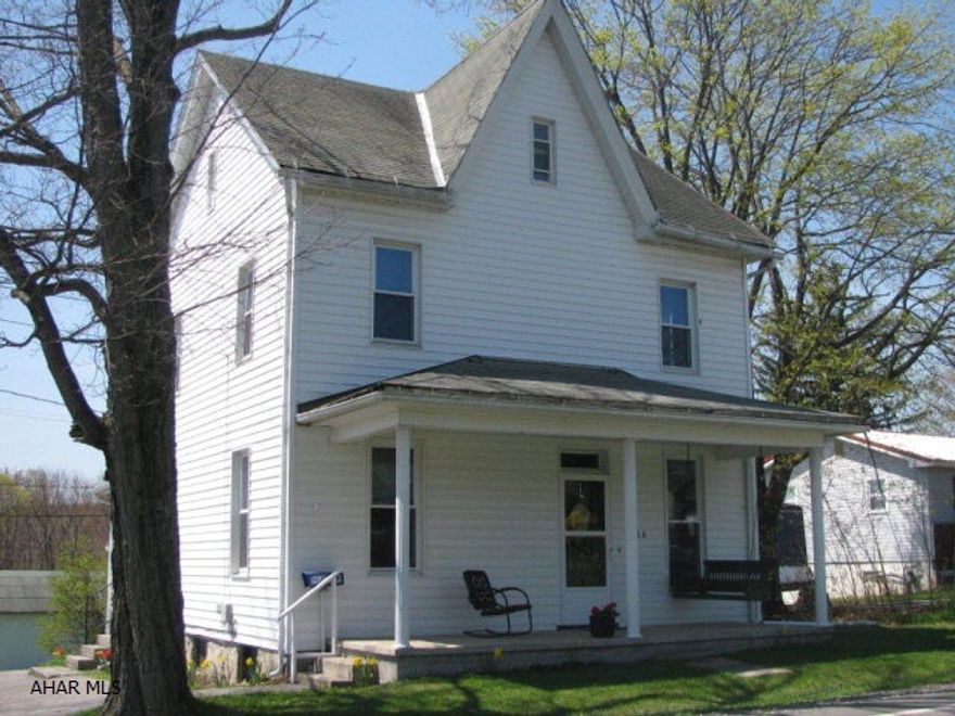 Adorable Bellwood home offers 3 bedrooms, 1 and 1/2 baths, LR, DR, EIK, 1stflr laundry, Den, sunroom and detached garage! Low property taxes andutilities! New flooring and freshly painted thru-out!! Qualifies for RuralHousing!