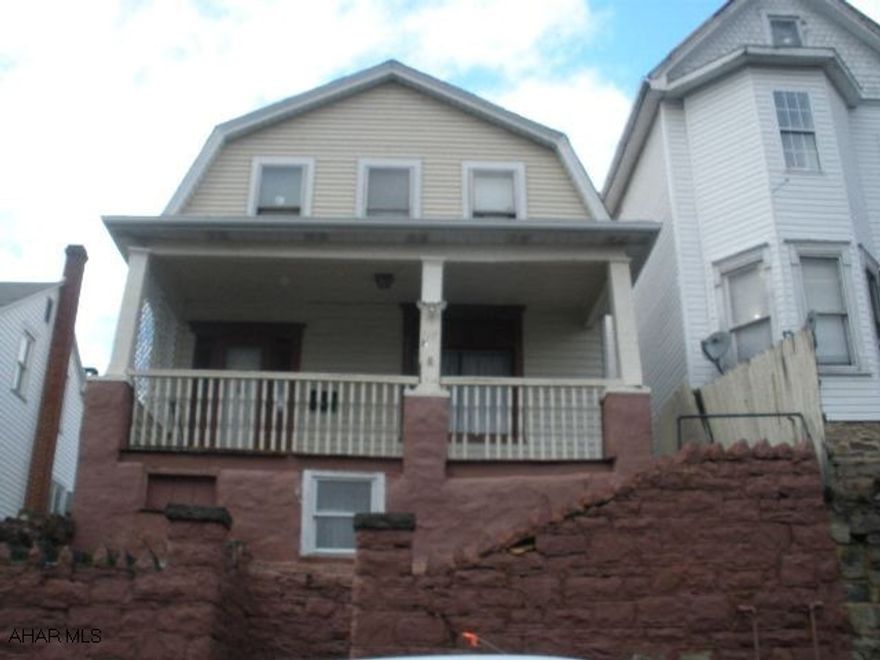 Good fixer upper. 3rd bedroom is captive.