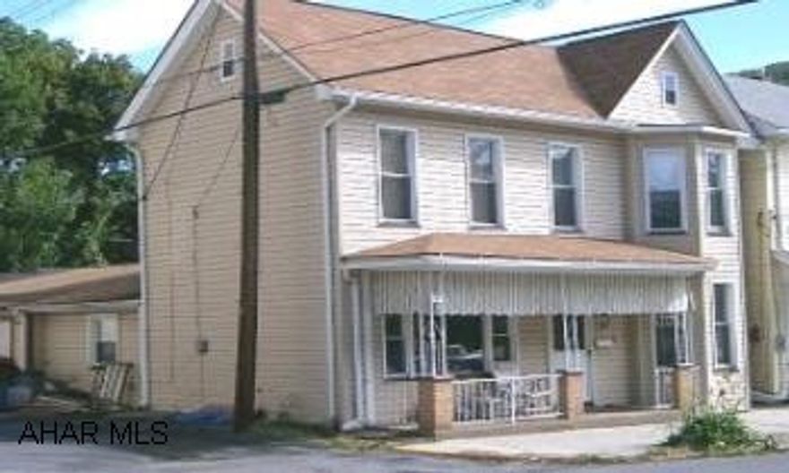 2.5 STORY HOME W/28 X 24 WORKSHOP NEW ROOF, SIDING, & WINDOWS IN 2003.  ALSO, NEW GAS F/A HEATING SYSTEM IN 2003WORKSHOP 28 X 24, UPDATED MECHANICS