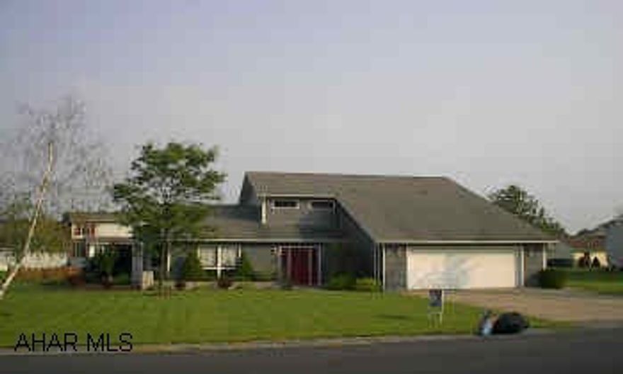 Absolutely lovely & spacious lots.  Great room w/fireplace, hardwood, tile,  Florida room...A MUST SEE!!!