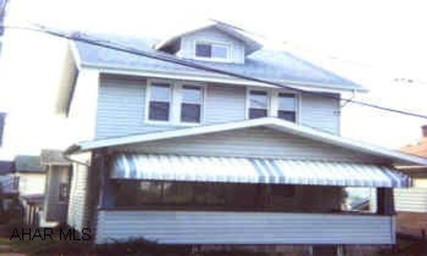 GREAT CONDITION. VINYL SIDING, NEW WINDOWS, MODERN KITCHEN. GREAT CONDITION. VINYL SIDING, NEW WINDOWS, MODERN KITCHEN.