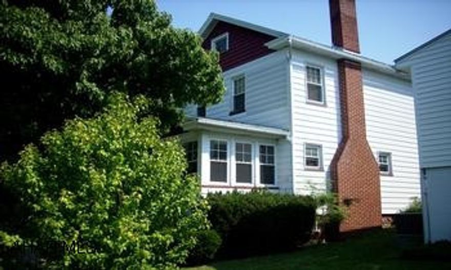 2-1/2 STORY FRAME GREAT NEIGHBORHOOD FOR THIS VERY NICE 3 BEDROOM.  MODERN KITCHEN AND BATH.  VERY NICE ENCLOSED PORCH AND SUPER COVERED DECK.  LR FIREPLACE.