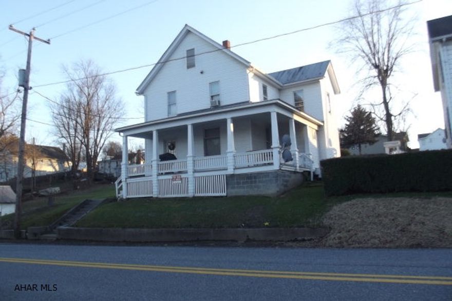 3 unit apartment building, each unit consists of 1 bedroom, 1 bathroom, living room, kitchenette/dining area. This is a great investment property.