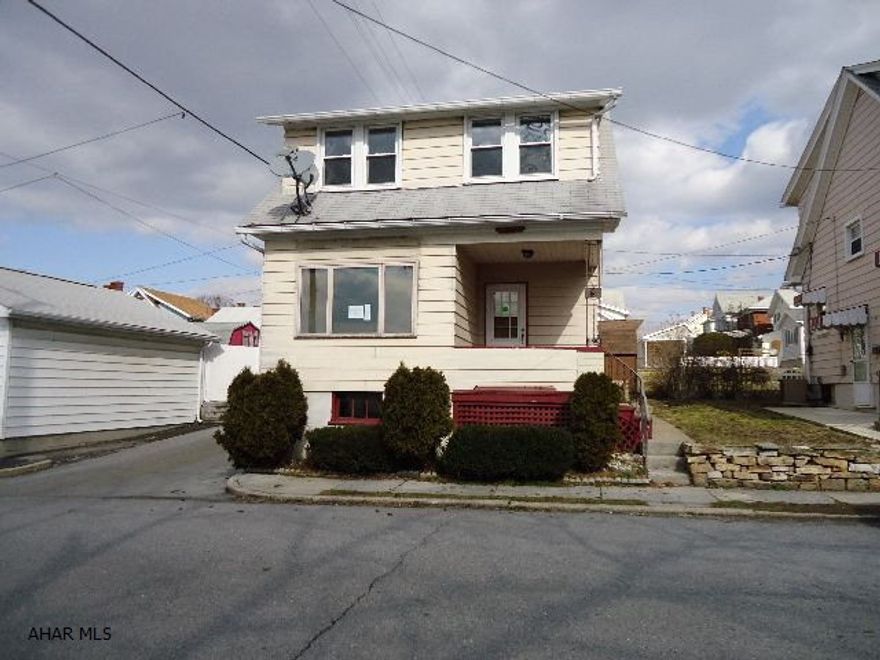 Offer Submission Is The Responsibility Of The Buyers Agent And Must Be Submitted Thru HUD @ wwwhudhomestore.com - Proof Of Funds Is Required CHSE #442-279310 - Possible Freeze Damage - Sold AS IS - Cash Offer. Will not qualify FHA loan, but possible 203K loan.  HUD estimate of repair cost $2500.+- see escrow notes in www.hudhomestore.com