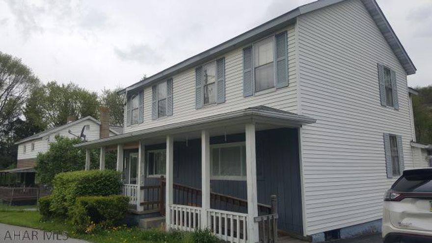 What a great house! Country living within minutes of the city. You must see this one to appreciate it. Taxes and lot size are aprx