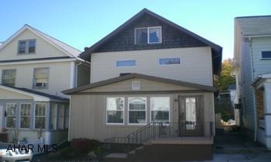 Immaculate in Fairview!  Move right into this 3BR 2Bath.  Good condition inside & out.  Open floor plan offers enclosesd porch, LR, DR, Kit & Den on 1st floor.  maintance free exterior.  Great private rear yard w/ deck & vinyl fence