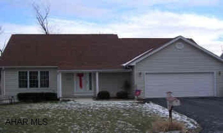 CUTE 1.5 STORY ON LARGE LOT.  BRAND NEW CARPETING ON 1ST FLR AND IN FINISHED BASEMENT, UPGRADED EAT-IN KITCHEN, 3 STORAGE AREAS.  ISLAND IN KITCHEN WITH STOVE TOP.  MASTER BEDROOM HAS JETTED GARDEN TUB.  TREMENDOUS VIEW.  THIS HOME IS READY TO MOVE IN TODAY!