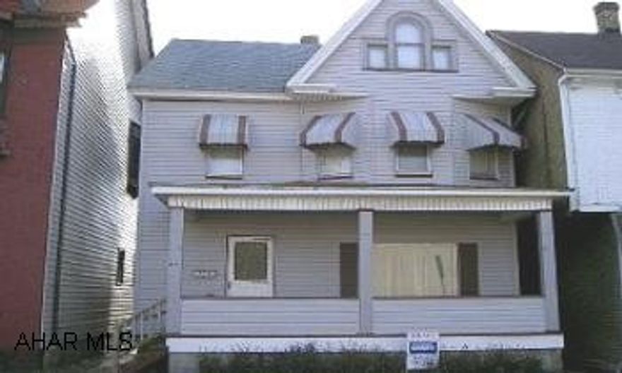 2-1/2 STORY HOME!  VACANT - READY FOR IMMEDIATE OCCUPANCY.  OFF STREET PARKING, FENCED YARD, VINYL SIDED, COVERED PATIO AND PORCH. 2-1/2 STORY HOME!  VACANT - READY FOR IMMEDIATE OCCUPANCY.  OFF STREET PARKING, FENCED YARD, VINYL SIDED, COVERED PATIO AND PORCH.  UPDATED MECHANICS.