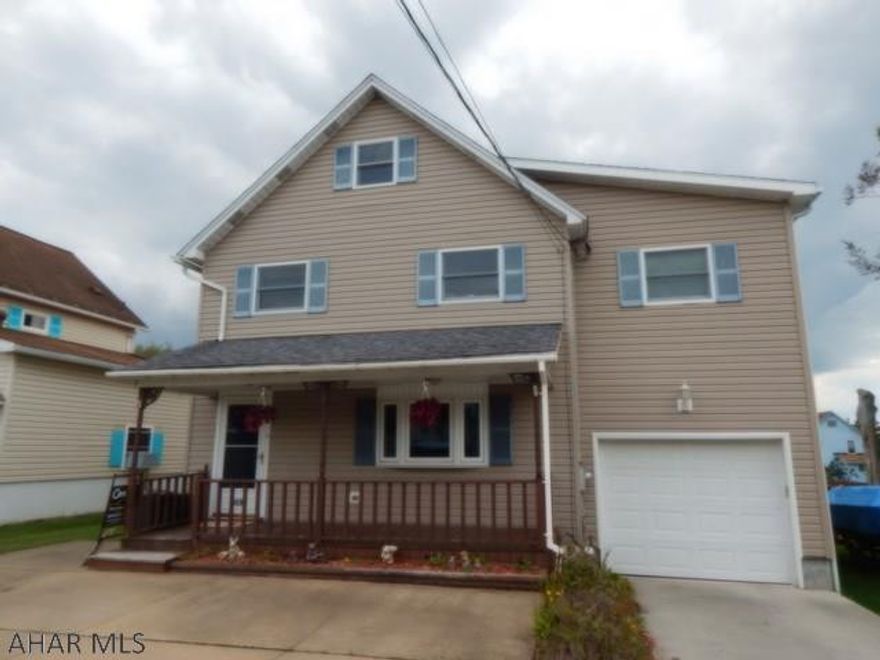 Great Home! Priced to sell! 4-5 BRS, Great room, open floor plan. Enjoy entertaining on the deck!