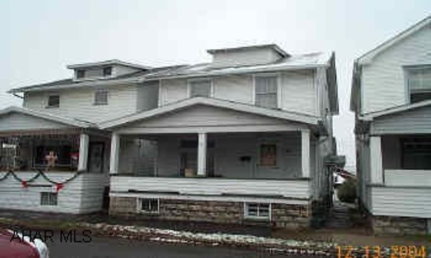 Starter home or investment property needs TLC and paint.