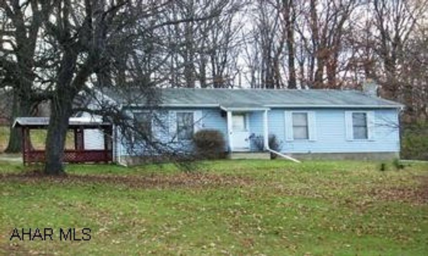 1 STORY RANCH HOME, VINYL SIDED, 1/2 BATH IN BASEMENT. COMP. SHINGLED ROOF, SPACIOUS 2 ACRE LOT, 1 CAR DETACHED GARAGE, PRIVATE SETTING. BEAUTIFUL CORNER 2 ACRE LOT, 3 BEDROOM, 1.5 BATH RANCH HOME. NICELY FINISHED FAMILYROOM IN BASEMENT WITH 1/2 BATH & FINISHED STUDY OR COMPUTER ROOM WITH OUTSIDE ENTRANCE.