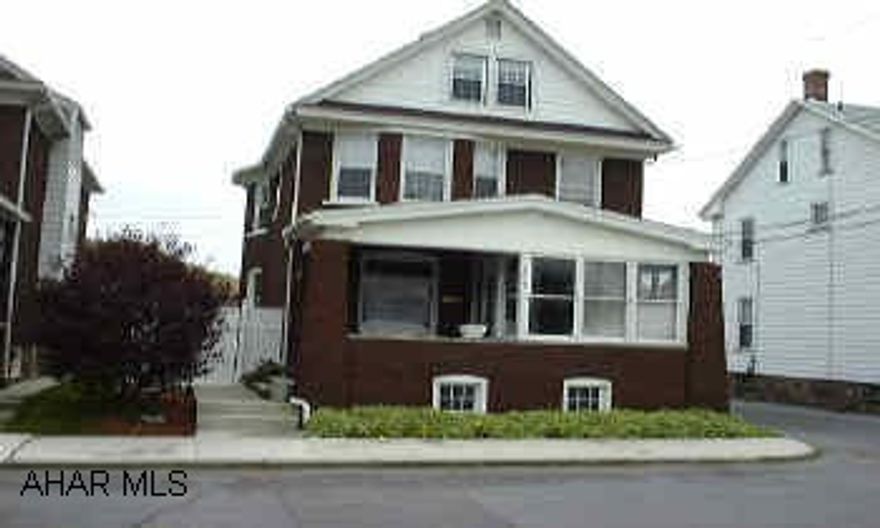 Absolutely beautiful brick in stunning condition.