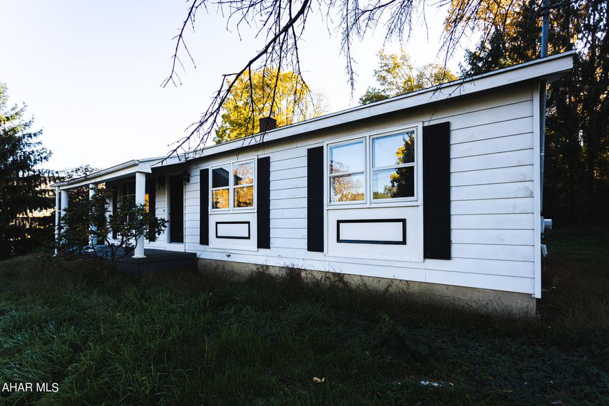 Cozy 3 bedroom, 1 1/2 bath home ready for it's new owners! Perfect starter home!