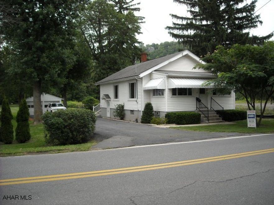 REDUCED!  VERY CLEAN & NEAT 2 BEDROOM BUNGALOW IN GAYSPORT ON OVER AN ACRE! SWEET PLACE!  MANY NEW UPDATES LIKE VINYL SIDING, THERMOPANE WINDOWS, NEWER FURNACE, GARAGE, 100 AMP BREAKERS. THIS IS PRICED TO SELL! MOVE RIGHT IN! WORTH A LOOK! THIS WHOLE AREA IS A FLOOD ZONE AREA; SELLER HASN'T HAD IT COVERED FOR YEARS AND HE'S NOT CONCERNED ABOUT IT.