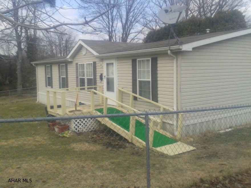 Newer double wide located in a residential neighborhood.  Great home for a starter or for downsizing.  Call today.for appointment