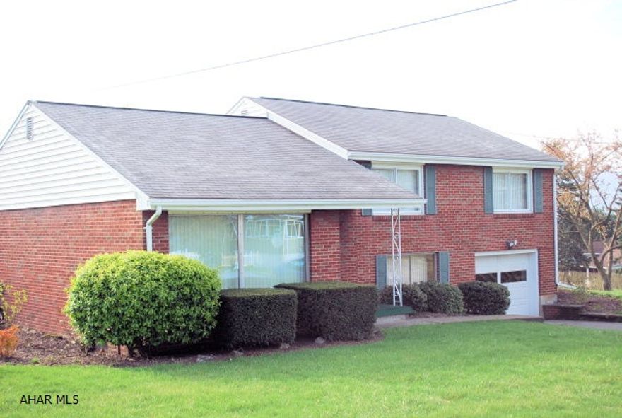 Very well maintained multi-level home in Sylvan Hills.  Modern kitchen, hardwood floors, family room with fireplace, replacement windows, patio with outdoor fireplace.