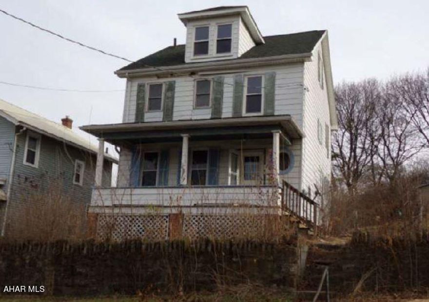 Built in 1900, this traditional two story home offers approximately 1320
finished square feet, three bedrooms and one full bath, full unfinished basement
 and covered front and rear porches. This home sits on an approximate 4500 sqft
lot. This property is in need of renovation and is uninhabitable in current
condition.