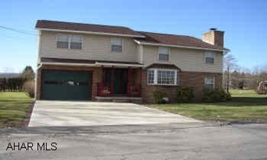 IMMACULATE HOME FEATURING EAT-IN KITCHEN, LR WITH FIREPALCE. SALE INCLUDES POOL & KITCHEN APPLIANCES.