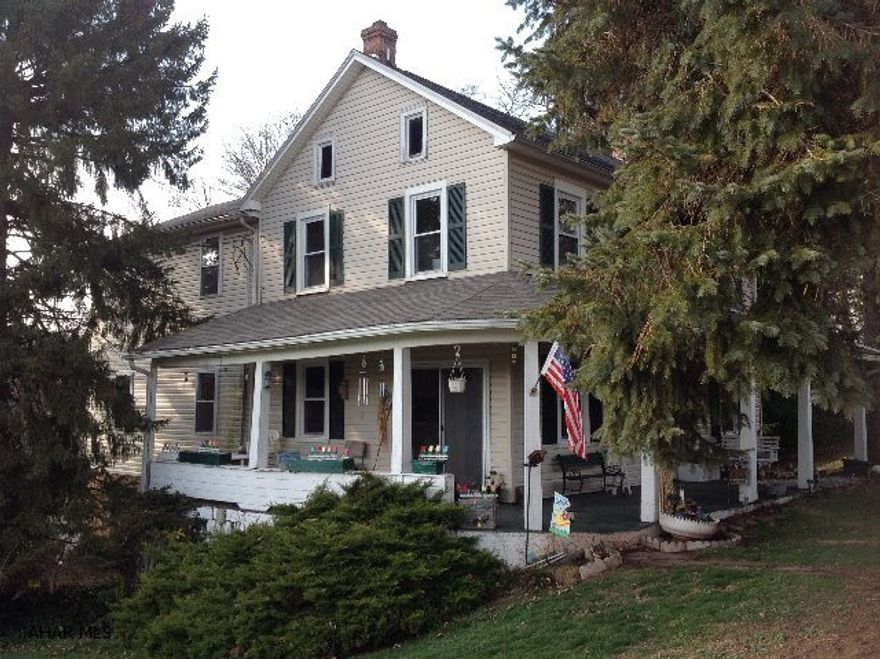 Very nice 2 story Rental farmhouse in the country with a 2 car garage. Freshly painted throughout and new carpet in the 3 bedrooms and hall on the 2nd floor.Spacious rooms with closets and laundry on the 2nd floor. Approx. 7-10 minutes from downtown Everett. Wood burner on the main floor.