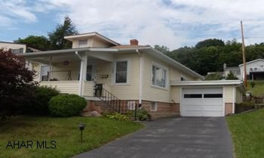 VERY NICE 2BR WITH ATTACHED GARAGE IN EAST END/PLEASANT VALLEY. MOVE RIGHT IN. VERY NICE 2BR WITH ATTACHED GARAGE IN EAST END/PLEASANT VALLEY. MOVE RIGHT IN.