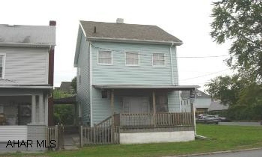 GOOD STARTER HOME OR INVESTMENT PROPERTY! 3 BEDROOM, 1 BATH, TWO STORY WITH FENCED 25X70 LOT. 3 YEAR OLD ROOF. DON'T MISS OUT. CALL JOHN DAVIDHIZAR AT 207-9808 FOR YOUR SHOWING. GOOD STARTER HOME OR INVESTMENT PROPERTY! 3 BEDROOM, 1 BATH, TWO STORY WITH FENCED 25X70 LOT. 3 YEAR OLD ROOF. DON'T MISS OUT. CALL JOHN DAVIDHIZAR AT 207-9808 FOR YOUR SHOWING.