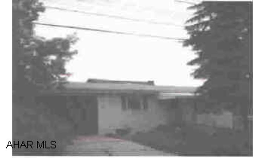 Cute ranch type in convenient east end neighborhood, stairway to attic storage. Cute ranch type in convenient east end neighborhood, stairway to attic storage.  Electric system 100 amp